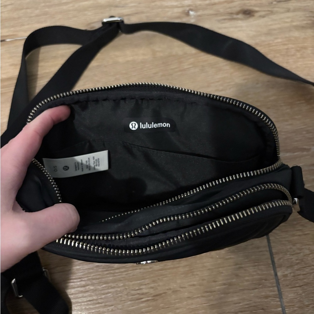 Lululemon Crossbody Camera Bag 2L in Black / Silver - Picture 6 of 15
